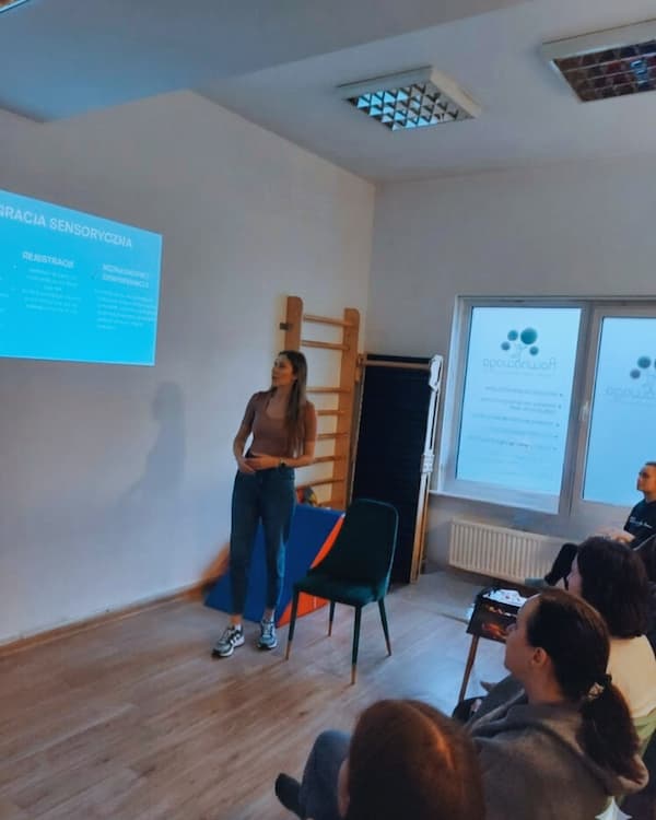 Szkolenie dla terapeutów i praktykantów w Centrum Równowaga prowadzone przez panią Paulinę